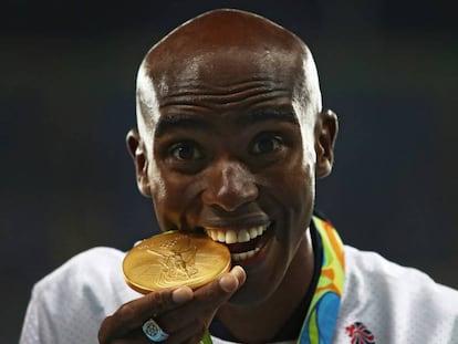 Mo Farah con la medalla de oro lograda en los 10.000.