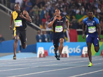 Bolt enseña su pulgar al saberse ganador por delante de Gatlin (derecha, plata), De Grasse (izquierda, bronce) y Vicaut (7º).