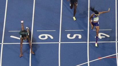 Shaunae Miller atira-se de cabeça para ganhar a prova.