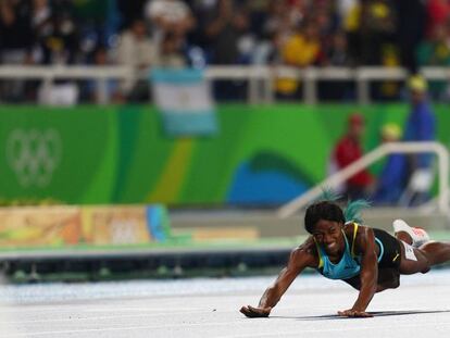 Shaunae Miller sobre la línea de meta en la final de 400m femenino de Río.