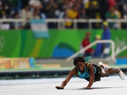 Shaunae Miller sobre la línea de meta en la final de 400m femenino de Río.