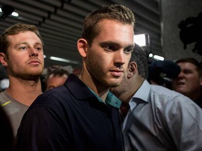 Gunnar Bentz y Jack Conger abandonan la comisaría del aeropuerto de Río después de ser obligados a bajar del avión en el que querían volar a EE UU.