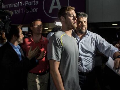 Jack Conger deja la comisaría del aeropuerto, en Río de Janeiro.