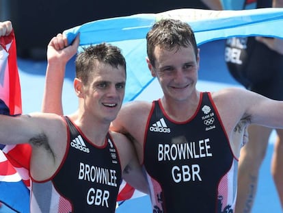 Los hermanos Brownlee, Alistair y Jonathan, celebran sus medallas.