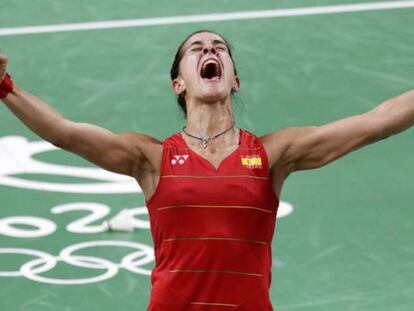 Carolina Marín celebra la medalla de oro.