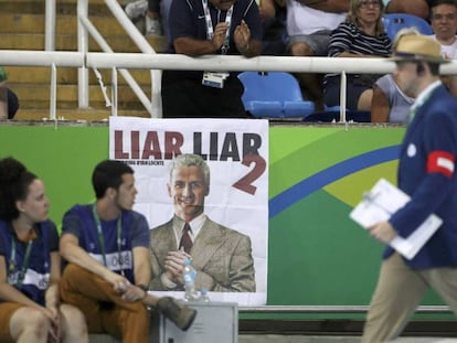 Una imagen califica a Ryan Lochte de "mentiroso" durante las pruebas de atletismo en Río.