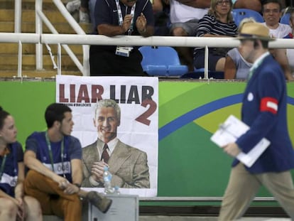 Una imagen califica a Ryan Lochte de "mentiroso" durante las pruebas de atletismo en Río.