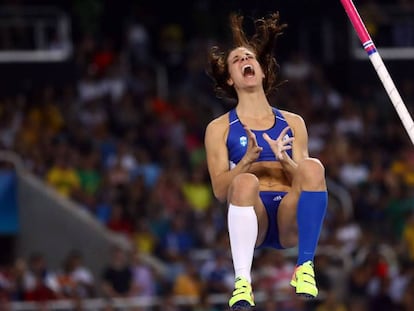 Ekaterini Stefanidi celebra el oro en pértiga.