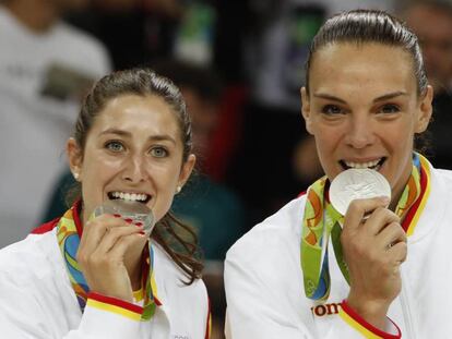Silvia Domínguez, Laura Quevedo y Laura Gil celebran la medalla de plata.