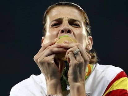 Ruth Beitia besa la medalla de oro.