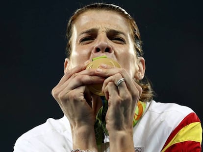 Ruth Beitia besa la medalla de oro.