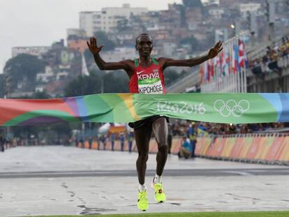 El keniano Eliud Kipchoge cruza el primero la meta del maratón.