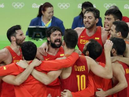 Los jugadores de España celebran la medalla de bronce.