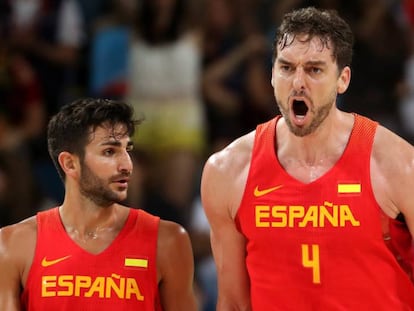 Pau Gasol, junto a Ricky en el partido ante Australia.