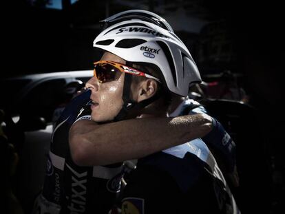 Gianni Meersman (Etixx-Quick Step) se abraza con un compañero tras ganar la segunda etapa de la Vuleta.