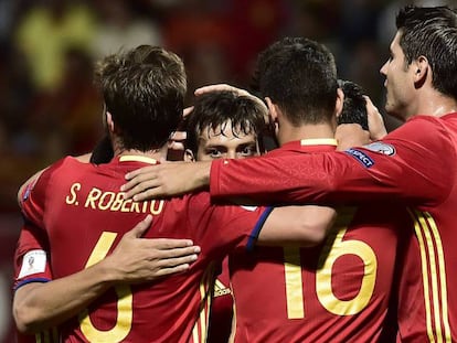 Los jugadores de España celebran uno de los goles.