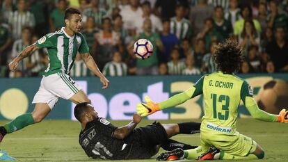 FOTO: Ochoa salva ante Rubén Castro. / VÍDEO: Rueda de prensa de Paco Jémez.