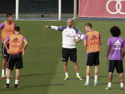FOTO: Zidane da instrucciones a sus jugadores durante el entrenamiento de este sábado. VÍDEO: Rueda de prensa de Zinedine Zidane.