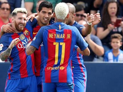 Foto: Los jugadores del FC Barcelona se felicitan tras uno de los goles. / Vídeo: Rueda de prensa de Luis Enrique.