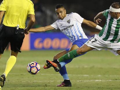 FOTO: Joaquín disputa el balón con Es-Nesyri. / VÍDEO: Rueda de prensa de Gustavo Poyet y Juande Ramos.