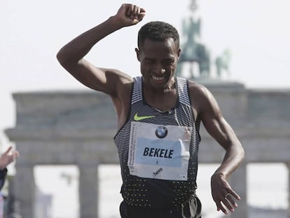 Kenenisa Bekele cruza la meta del maratón de Berlín.