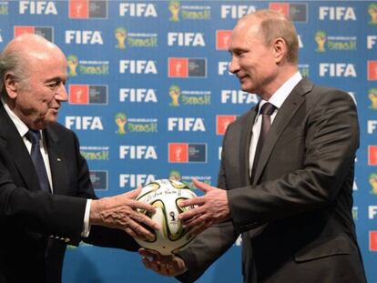 Blatter entrega-lhe uma bola a Putin depois da Copa do Mundo do Brasil 2014.