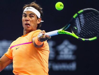 Nadal golpea la pelota durante el partido ante Lorenzi. VCG Getty