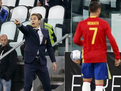 Lopetegui dirige a España desde la banda en Turín.