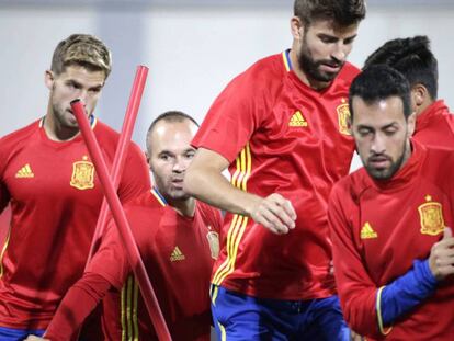 Jugadores de España entrenan en Albania.