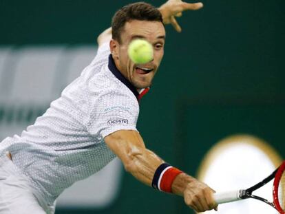 Bautista en su partido frente a Novak Djokovic en Shanghái.