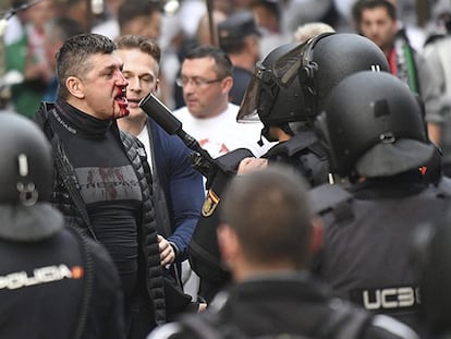 Un aficionado del Legia de Varsovia se enfrenta a los agentes de la Policía Nacional