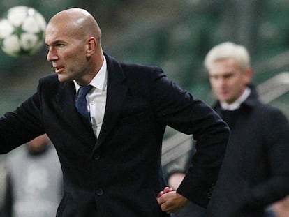 Zidane da indicaciones en la zona técnica durante el partido contra el Legia.
