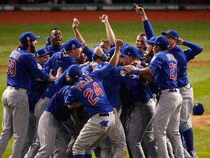 Los Chicago Cubs celebran el título nacional.