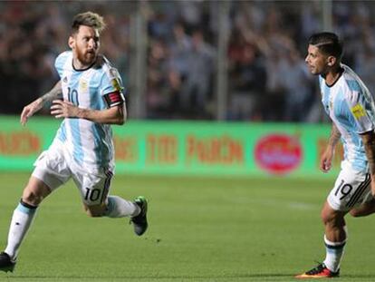 Messi celebra el primer gol de Argentina junto a Banega. / En vídeo: Messi anuncia un boicot contra los periodistas argentinos.