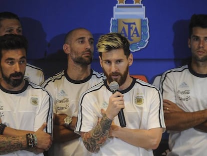 Coletiva de imprensa dos jogadores da Argentina liderados por Messi.