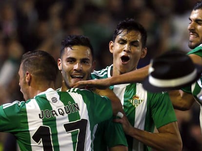 FOTO: José Manuel VidalJoaquín, Bruno, Mandi y Dani Ceballos celebren el gol del canario. / VÍDEO: Declaraciones de los entrenadores.