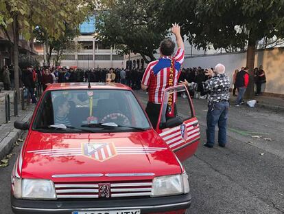 El coche de Samuel Abad, que llegó a las 17.00 al Vicente Calderón.