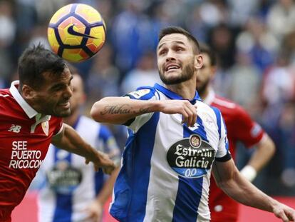 FOTO: El deportivista Florin Andone pugna con Gabriel Mercado. / VÍDEO: Rueda de prensa de los entrenadores.