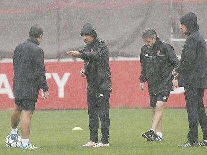 Sampaoli, en el lluvioso entrenamiento del Sevilla