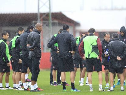 Sampaoli se dirige a sus jugadores en el entrenamiento de ayer, marcado por la lluvia. / Vídeo: Declaraciones del jugador del Sevilla Sergio Escudero.