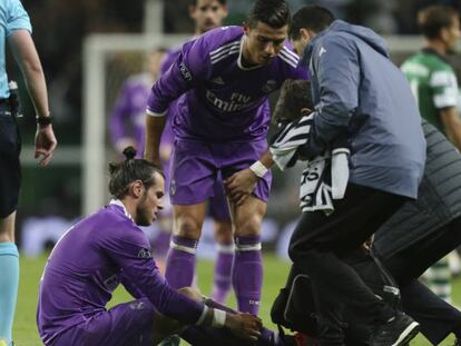 Bale segura a perna após a lesão no estádio Alvalade, Lisboa.