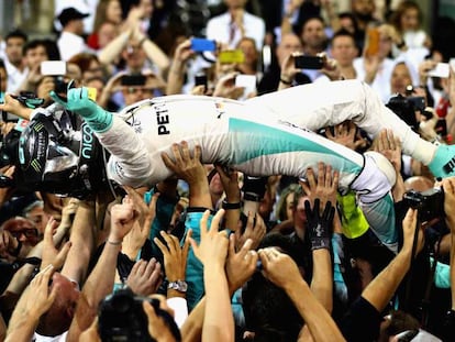 Rosberg celebra la consecución de su primer Mundial.