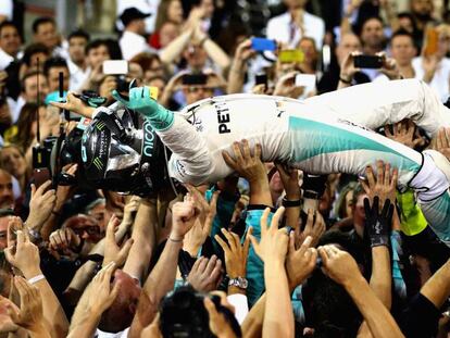 Rosberg celebra la consecución de su primer Mundial.