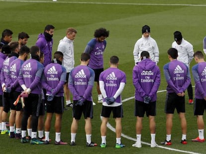 Jogadores e comissão do Real Madrid em minuto de silêncio, nesta terça.