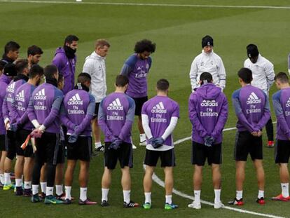 Los jugadores y técnicos del Real Madrid guardan un minuto de silencio, este martes.