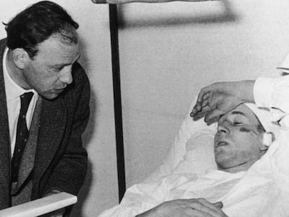 Bobby Chartlon, leyenda del Manchester United, en el hospital de Múnich (1958). GETTY