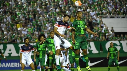 Cléber Santana, a la derecha, salta para cabecear el balón ante Cauteruccio.