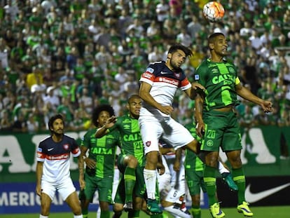 Cléber Santana, à direita, salta para cabecear a bola na frente de Cauteruccio. Nelson Almeida