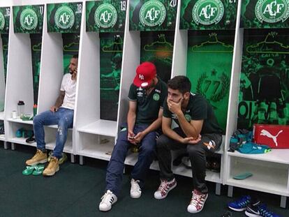 Los jugadores que no viajaron con el Chapecoense a Colombia rezan por sus compañeros.