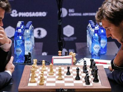 Carlsen (izquierda) y Kariakin, durante una partida en el Mundial de Nueva York.